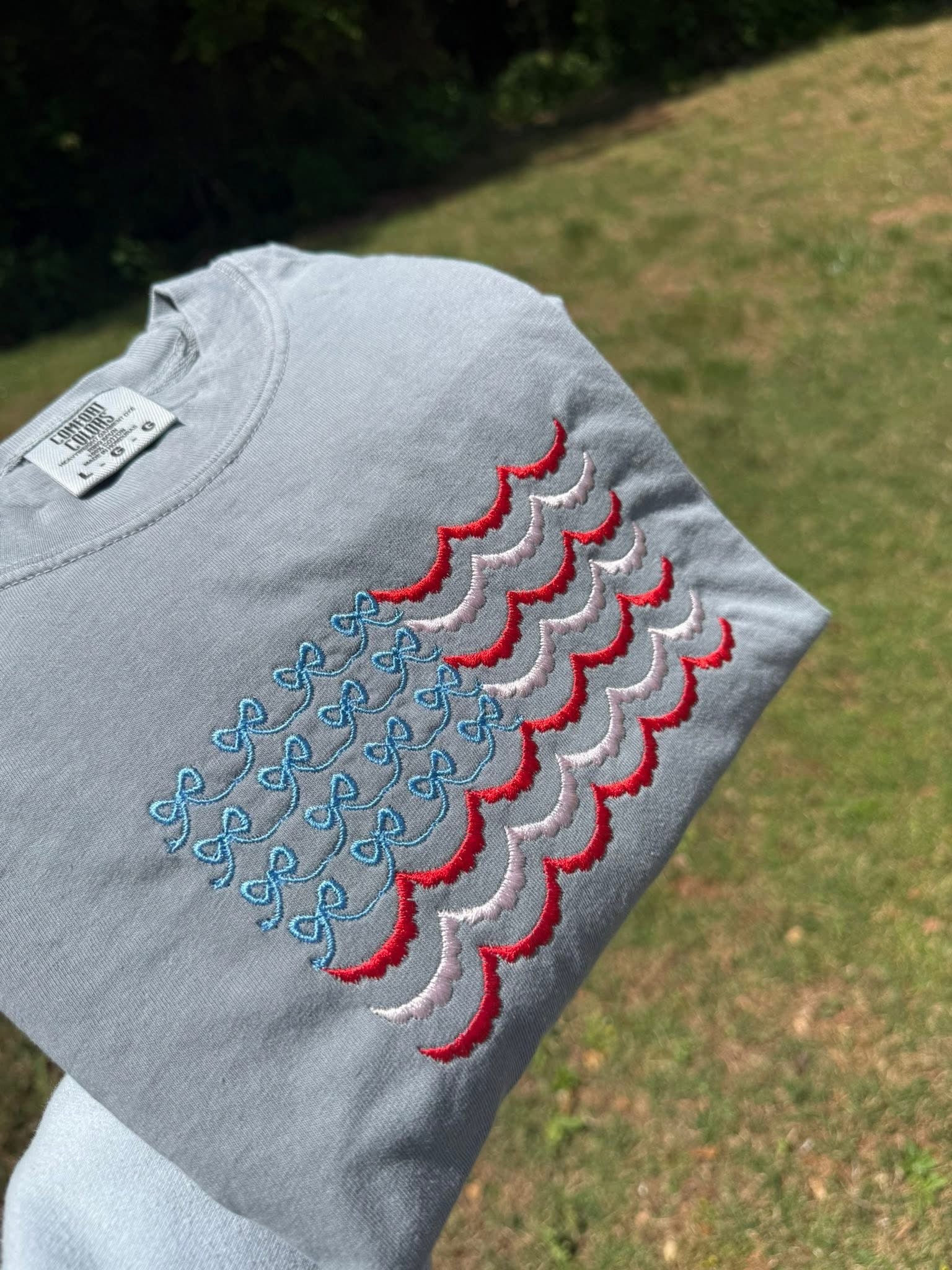 Bow's & scalloped flag, comfort colors T-shirt